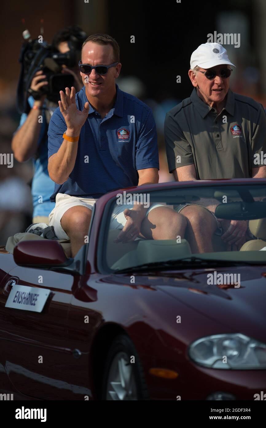 Peyton Manning, Class of 2021 Enshrinee, with father Archie Manning during the Pro Football Hall of Fame parade, Saturday, Aug. 7, 2021, in Canton, Ohio. (Max Siker/Image of Sport) Stock Photo