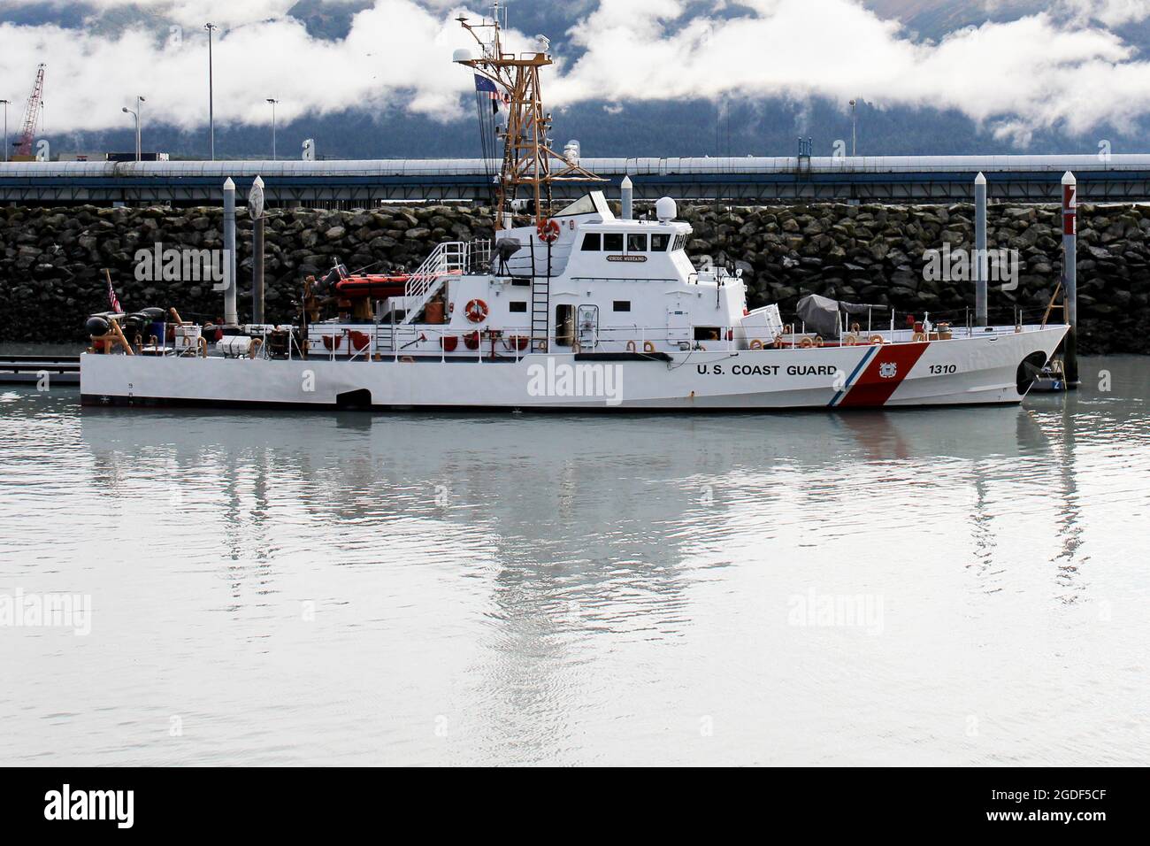Ein Boot der U.S. Coast Guard, Küstenwache, im Hafen von Seward, Alaska, USA. Stock Photo