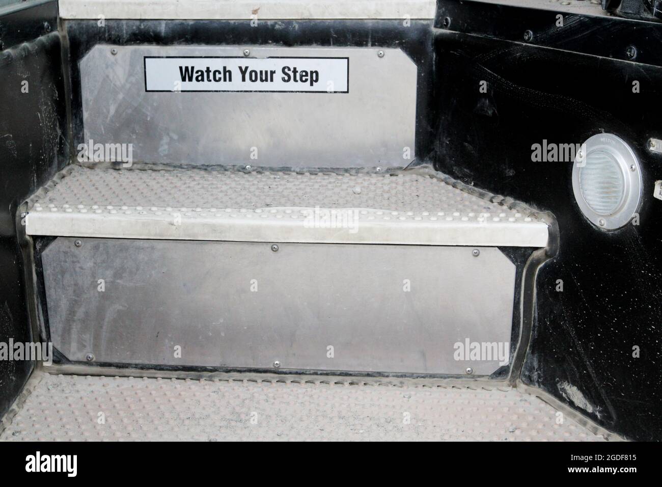 Hinweis auf Treppenstufen beim Einstieg in einen Bus: watch your step Stock Photo