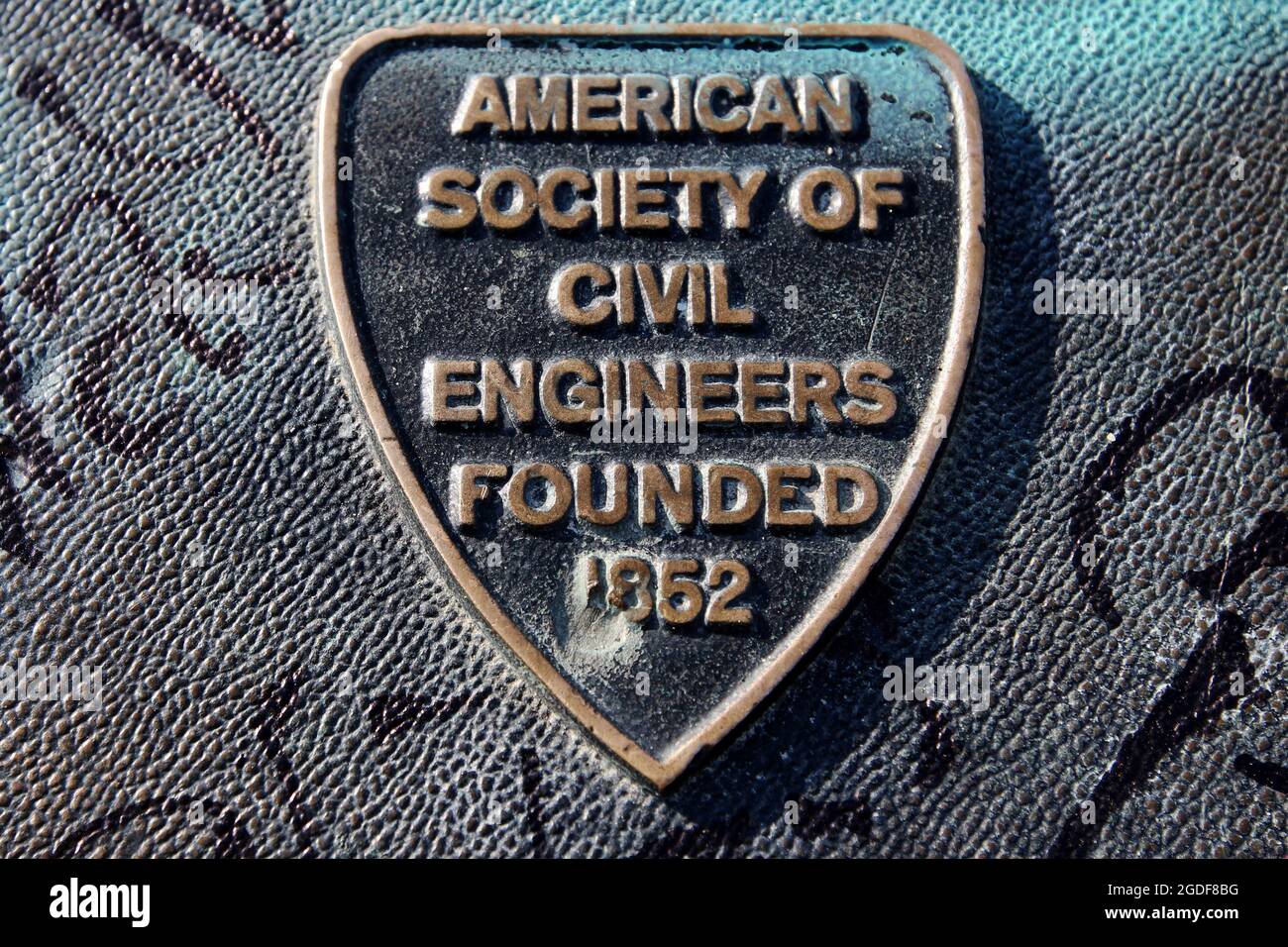 Wappen der American Society of Civil Engineers,kurz ASCE, auf einer Gedenktafel am Straßenrand auf dem George Parks Highway Route No. 3 in Alaska,USA. Stock Photo