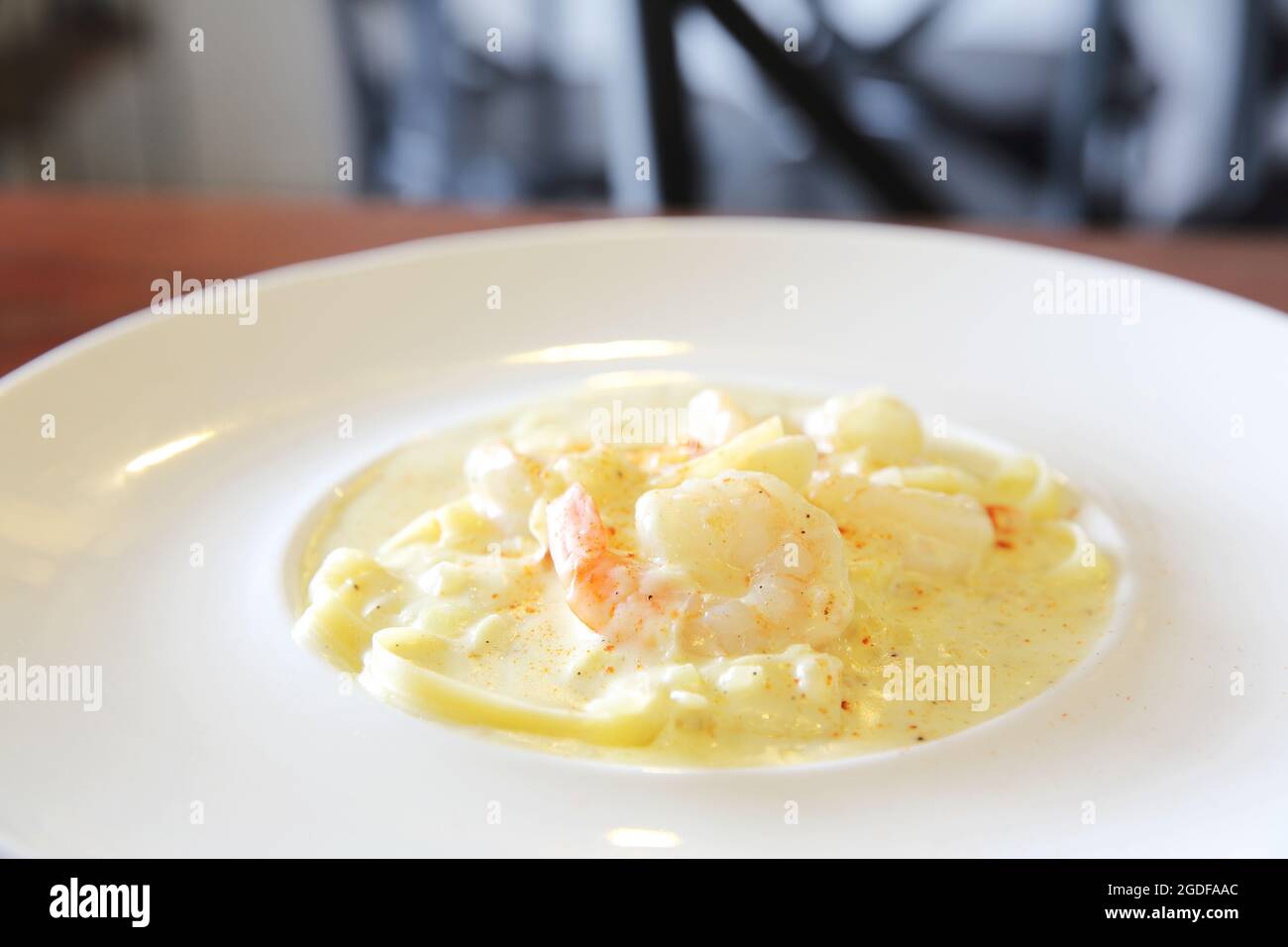 spaghetti cream sauce with shrimp Stock Photo - Alamy