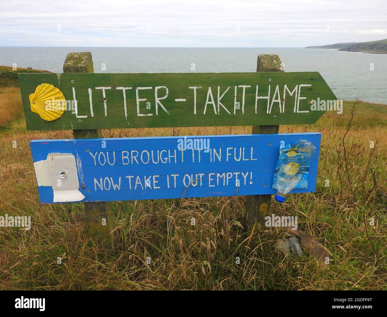Scottish dialect litter notice on the Southern Upland Way (Scotland) near Killantringan Lighthouse.(Killantringan is derived from 'Cill shaint Ringain' - St Ringan's chapel; Saint  Ringain or Ringain being a medieval referral to Saint Ninian. Stock Photo