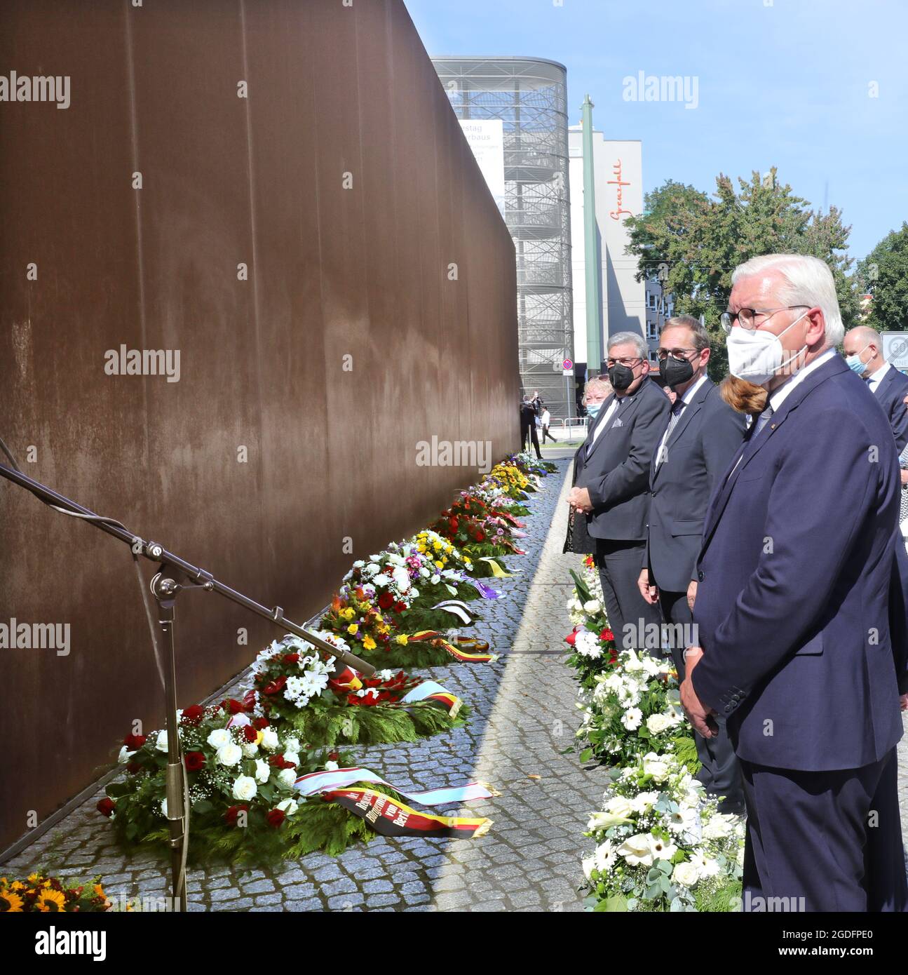 Berlin, Germany. 13th Aug, 2021. Federal President Frank-Walter Steinmeier (r) attends the central commemoration ceremony for the 60th anniversary of the construction of the Berlin Wall and lays a wreath at the monument of the Berlin Wall Memorial at the corner of Bernauer Str./Ackerstr. Next to Steinmeier, Michael Müller (SPD), Governing Mayor. Credit: Wolfgang Kumm/dpa/Alamy Live News Stock Photo