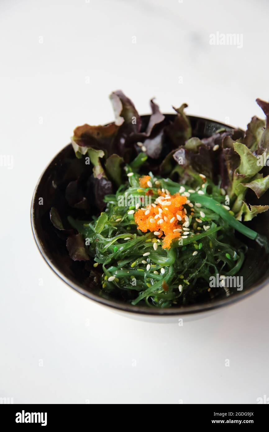 Salade D'algue, Sushi Japonais Photo stock - Image du sushis