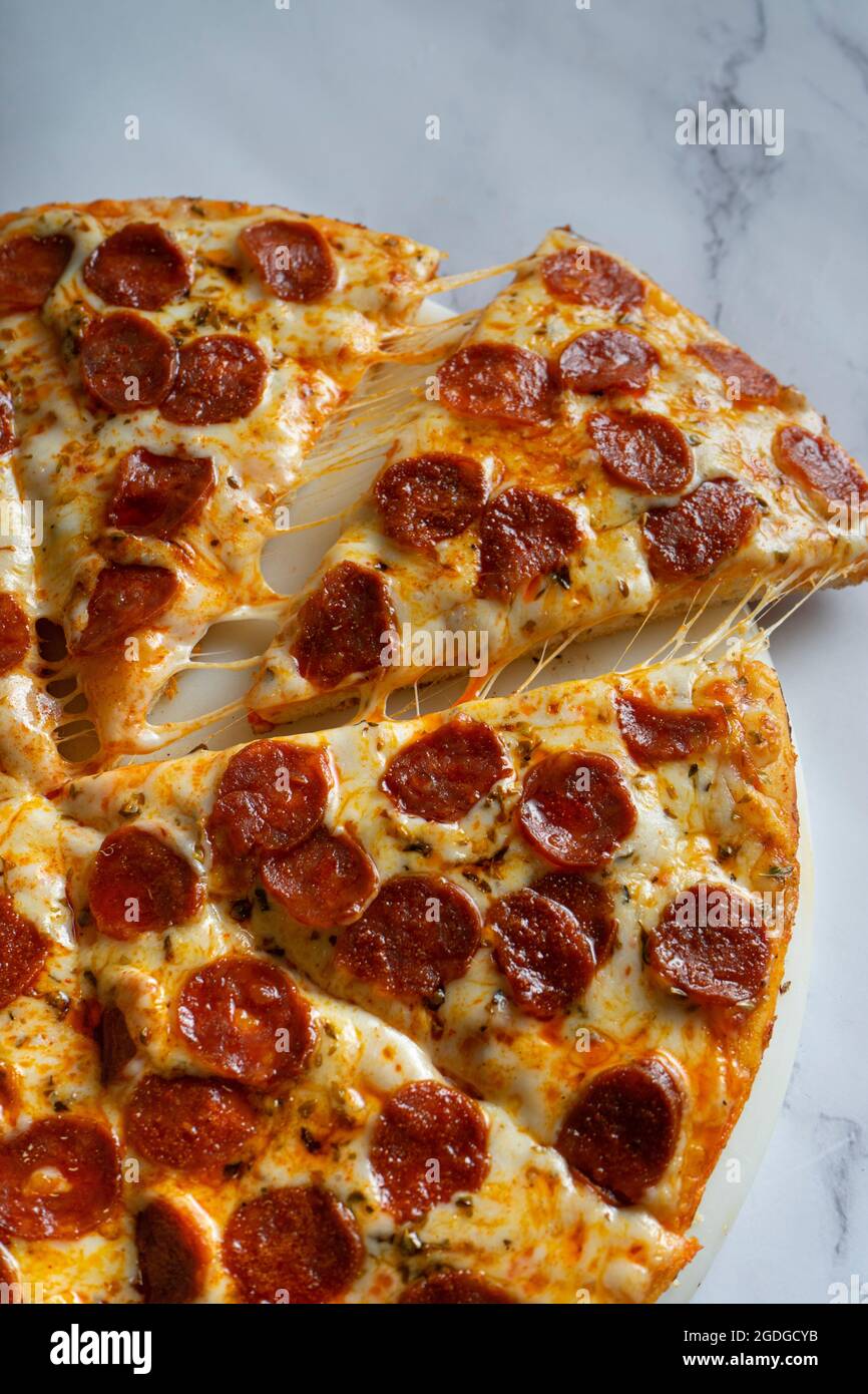 pizza de salami sobre un fondo blanco. Stock Photo