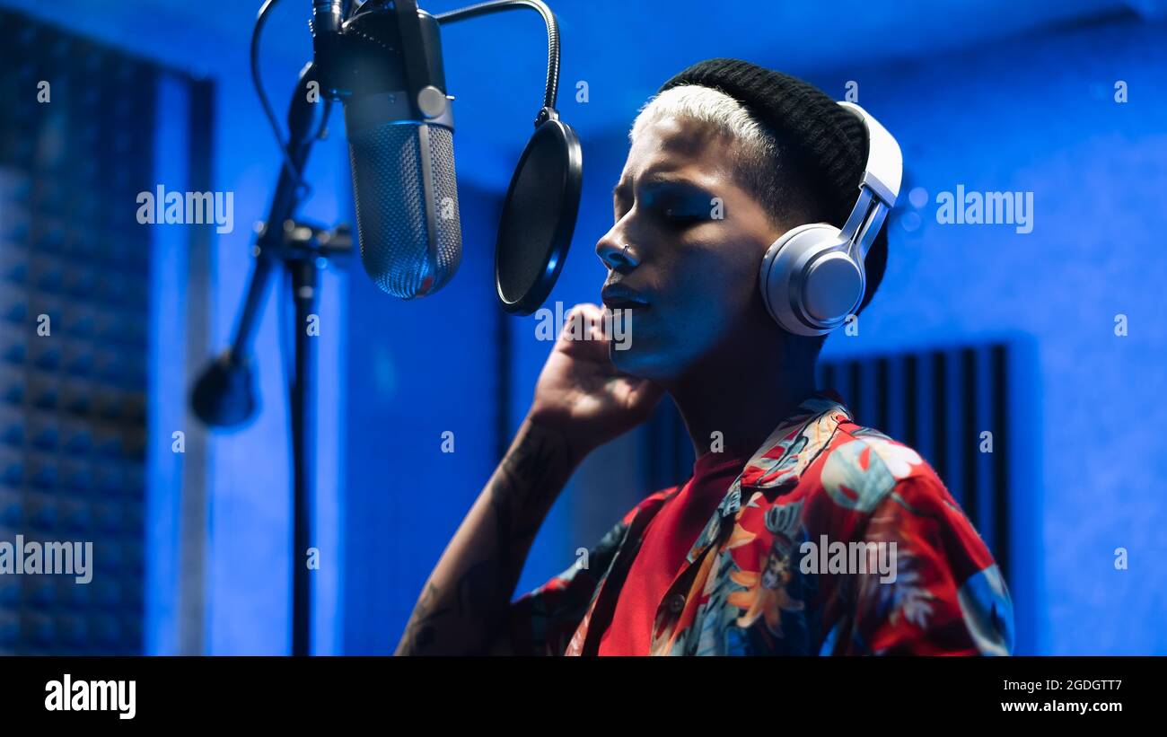 Singer recording studio hi-res stock photography and images - Alamy