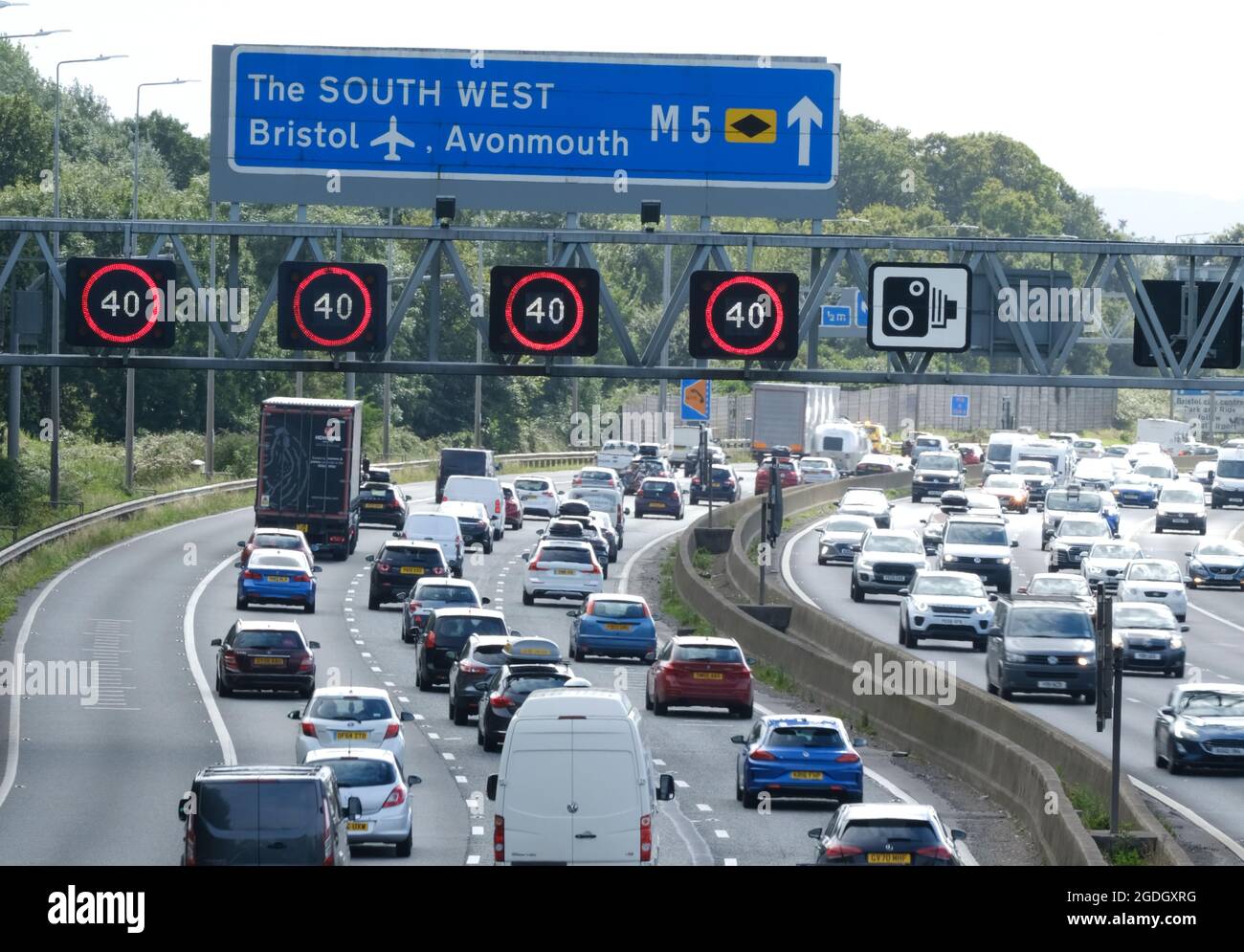 Bristol, UK. 13th Aug, 2021. Heavy Friday traffic as people take the opportunity to get away. Managed motorway speed restrictions are in place on the M5 due to the volume of traffic heading south towards Devon and Cornwall. Credit: JMF News/Alamy Live News Stock Photo