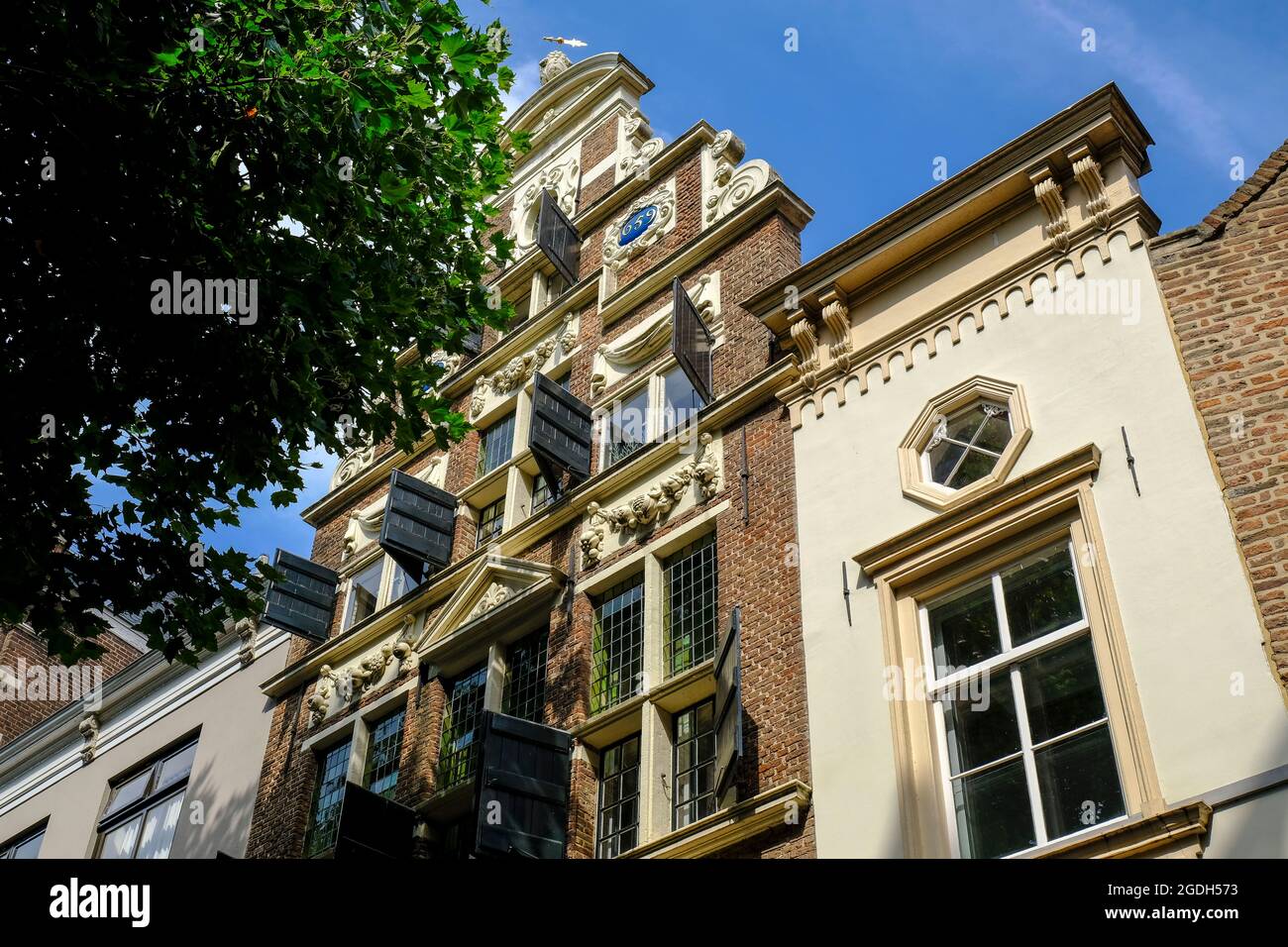 NLD, Niederlande, Overijssel, Deventer, 12.08.2021: Fassade eines praechtigen alten Handelshauses aus dem Jahr 1659 in der Strasse Kleine Poot 12 in d Stock Photo