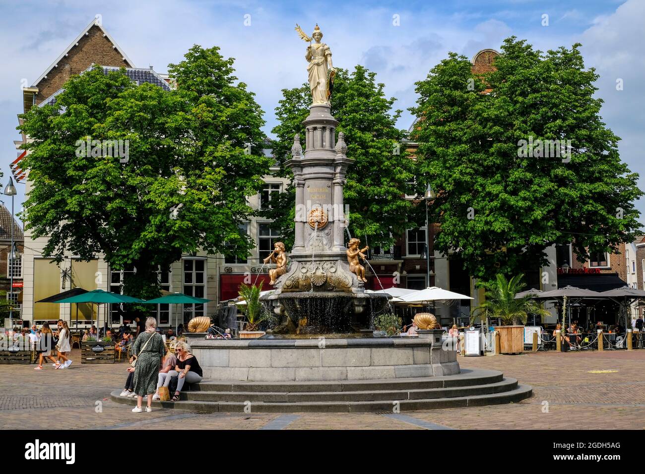 NLD, Niederlande, Overijssel, Deventer, 12.08.2021: der Wilhelmina-Brunnen auf dem Hauptplatz Brink in der Hansestadt Deventer in der Provinz Overijss Stock Photo