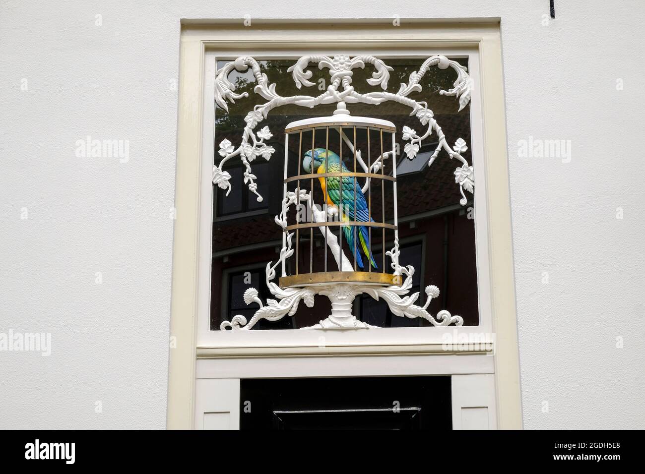 NLD, Niederlande, Overijssel, Deventer, 12.08.2021: Papageienfigur ueber der Eingangstuer des Hauses Bergstraat 19/21 einer ehemaligen Bierbrauerei im Stock Photo