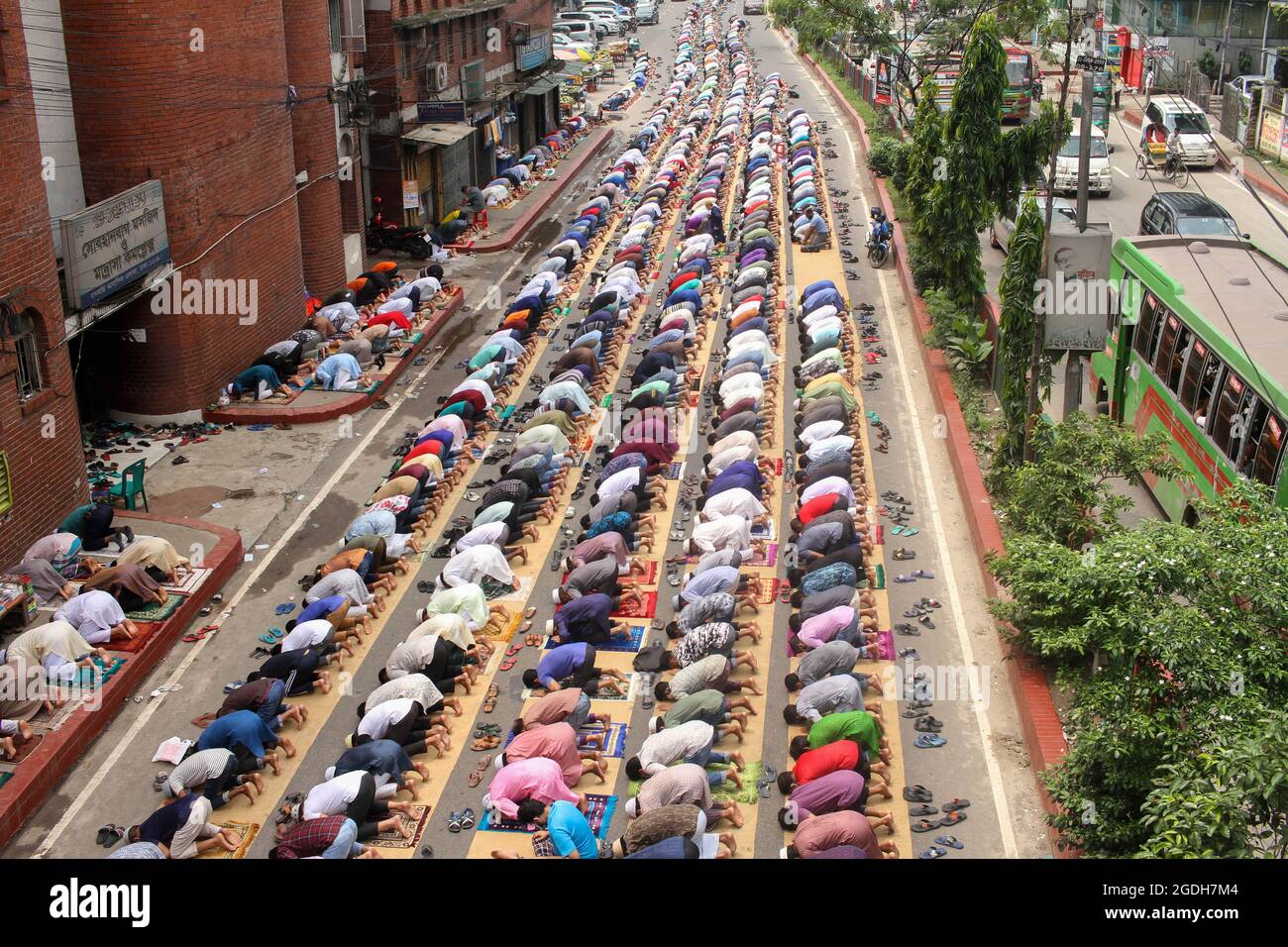 Dhaka, Bangladesh, August 13, 2021: Aerial view of thousands of Muslims meeting take part during a mass Jummah Prayer, Due this Islamic ritual is mandatory act, it is performed every Friday to fulfill its obligations as a faithful. Jummah is the holiest day of the week on which special congregational prayers are offered. Fridays are considered a celebration in their own right and Muslims take special care in wearing clean clothes, bathing, and preparing special meals on this day. Credit: Abu Sufian Jewel/Eyepix Group/Alamy Live News Stock Photo