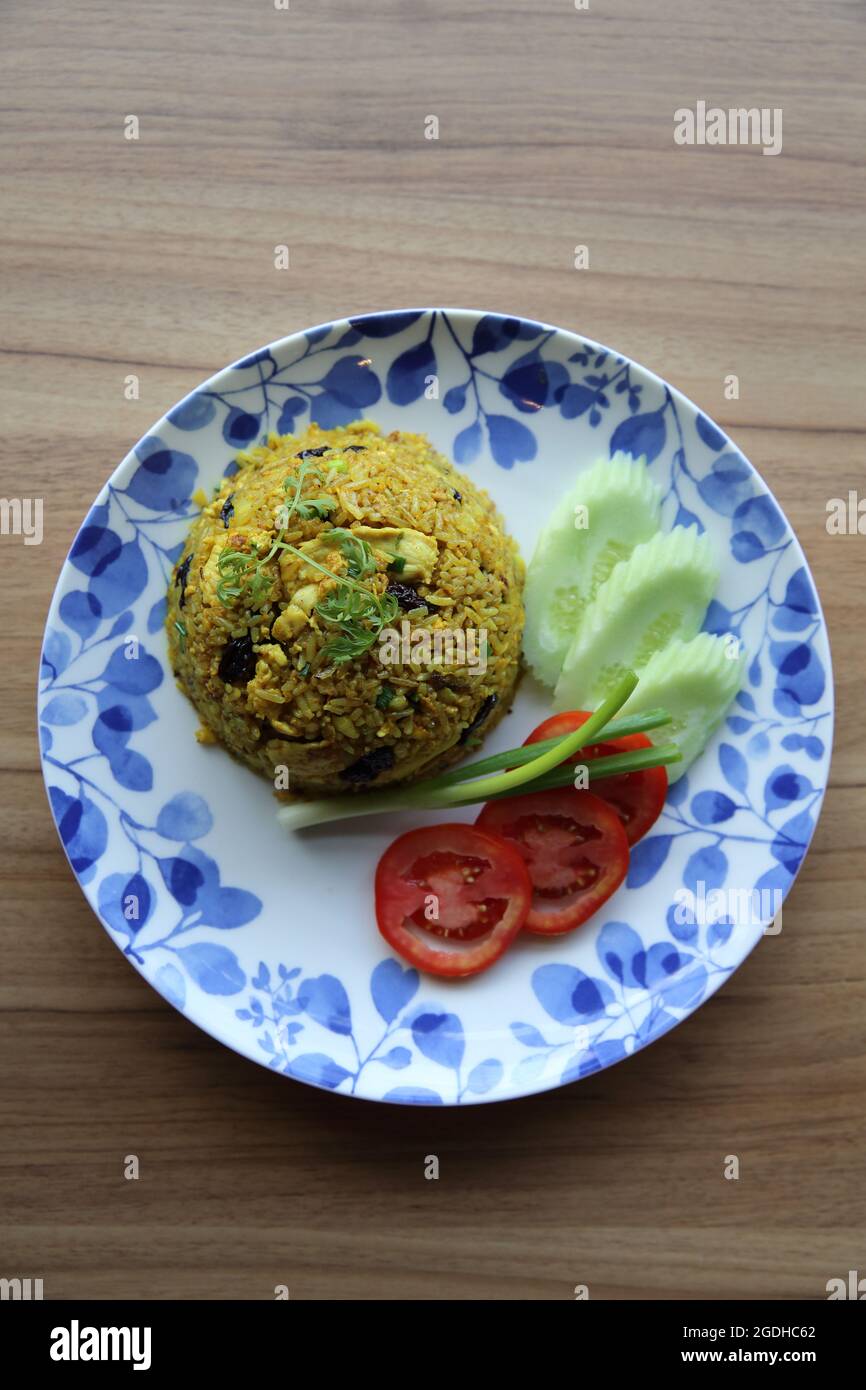 Pineapple fried rice , Fried rice with pineapple raisin chicken , Thai