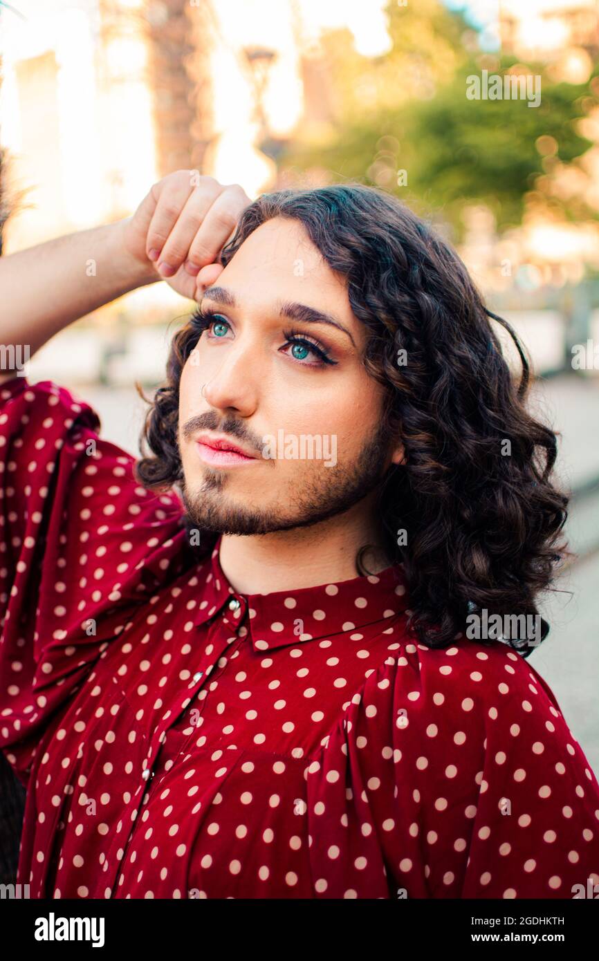 Modelo Hispanic Hispanic model from Argentina posing in the street Stock Photo - Alamy