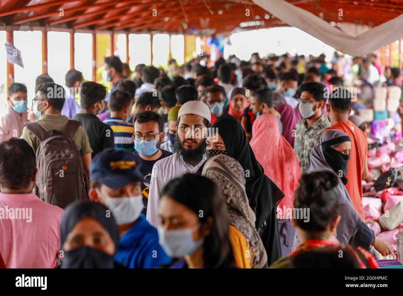 Dhaka, Bangladesh. 13th Aug, 2021. Bangladeshi People Throng A Market ...