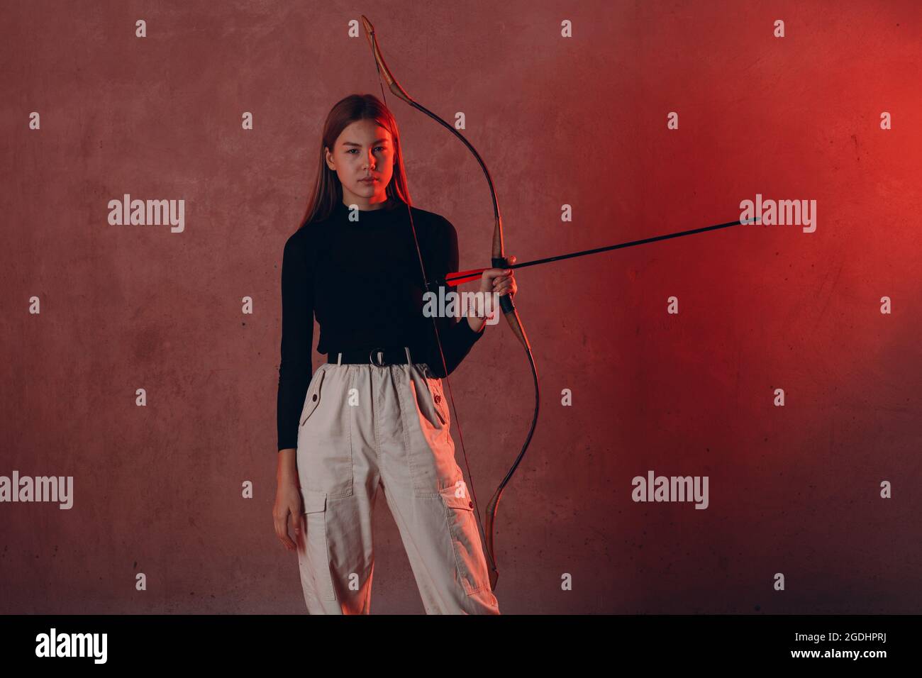 Archer woman with sport bow and arrow Stock Photo - Alamy