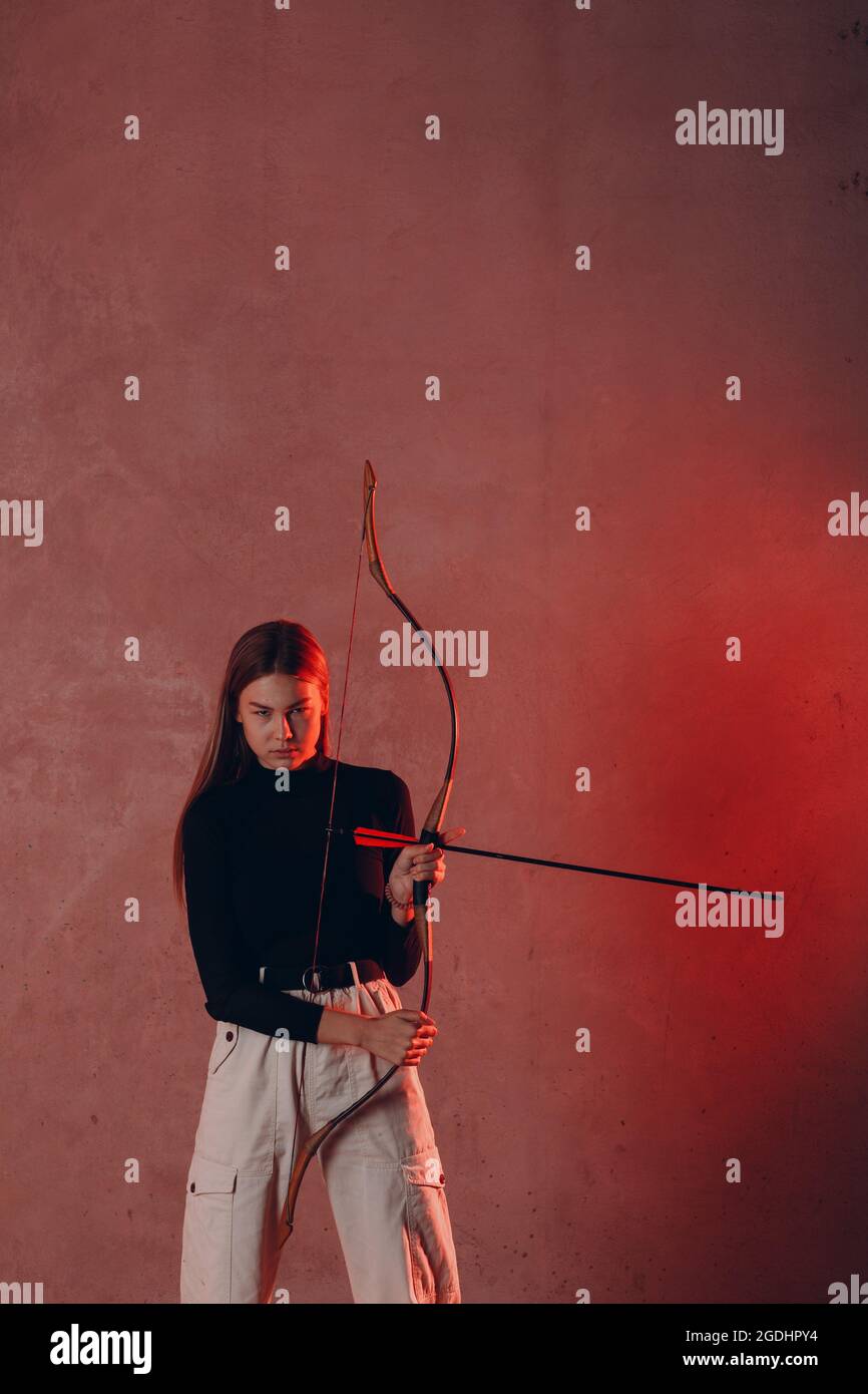 Archer woman with sport bow and arrow Stock Photo - Alamy