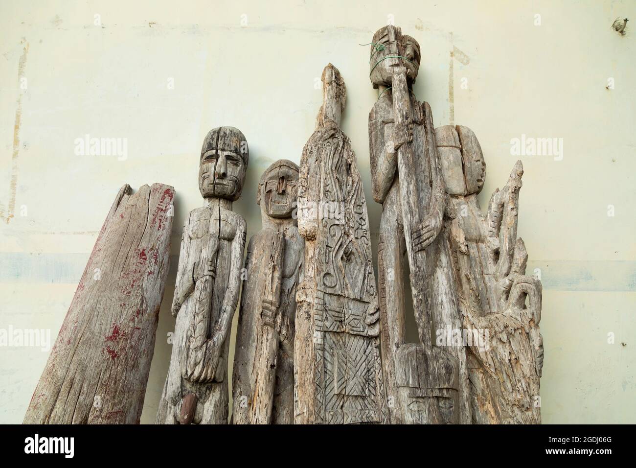 Tribal wood carvings hi-res stock photography and images - Alamy