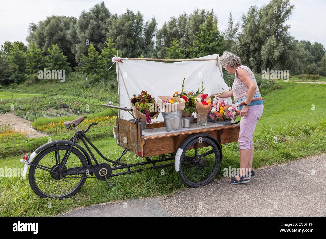 woman buyin flowers at flower stall Stock Photo