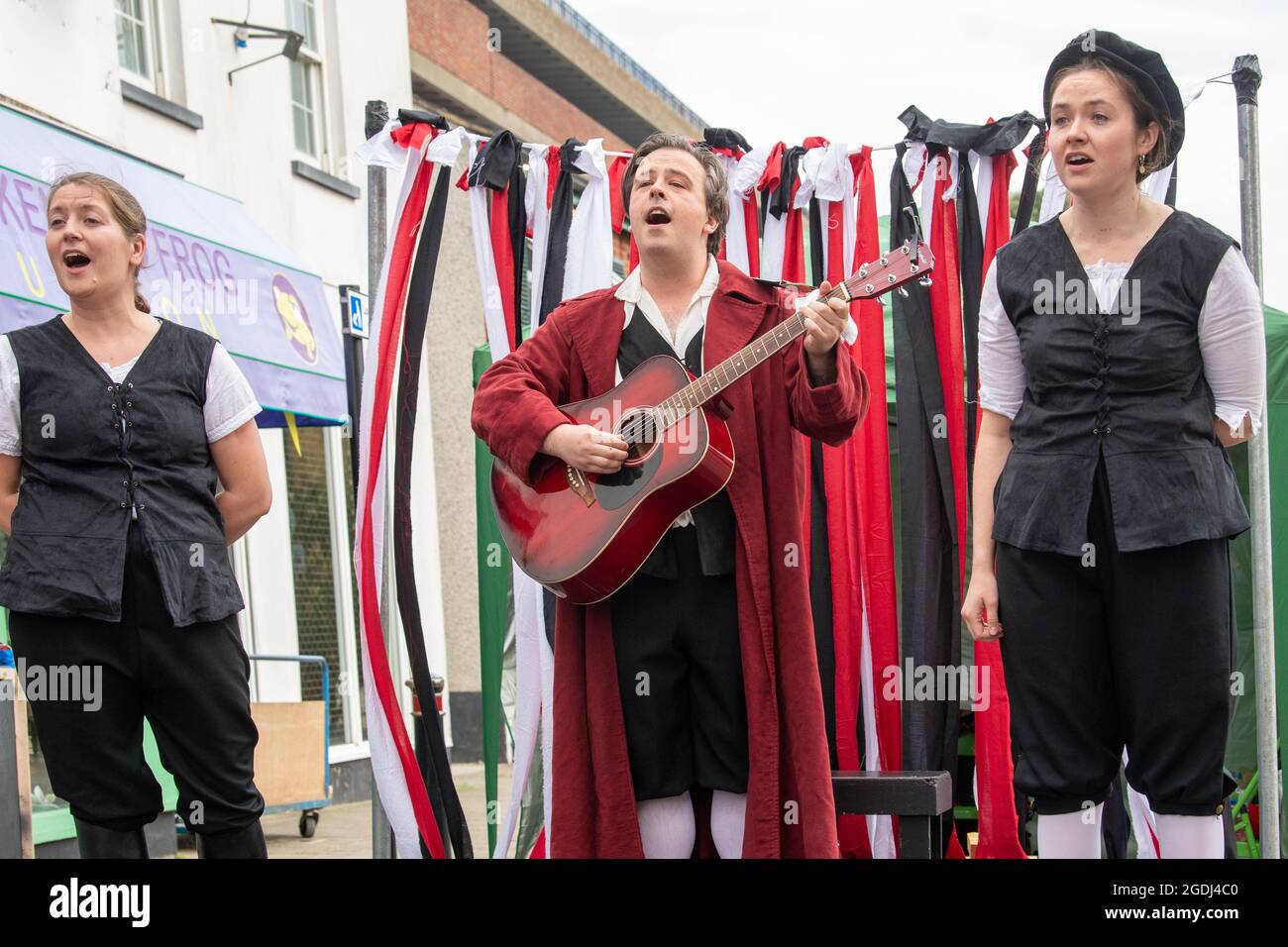 Brentwood, UK. 13th Aug, 2021. Brentwood Essex 13th August 2021 A three actor Brentwood Theatre outside production of Shakespeare's twelfth night as part of the 'Get in to the arts' initiative. Credit: Ian Davidson/Alamy Live News Stock Photo