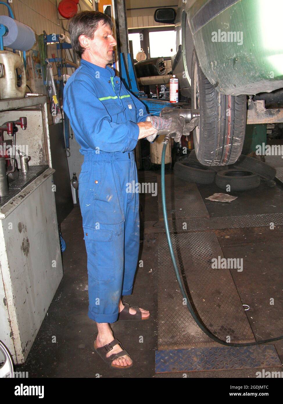 Repair garages hires stock photography and images Alamy