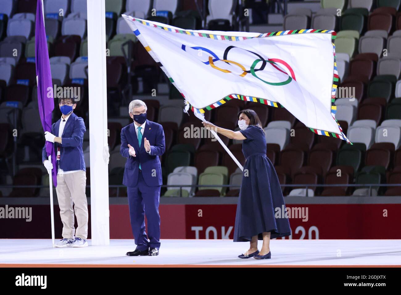 (L-R) Thomas Bach IOC President applauds as Anne Hidalgo Paris Mayor waves the Olympic flag, AUGUST 8, 2021 : Tokyo 2020 Olympic Games Closing Ceremony at the Olympic Stadium in Tokyo, Japan. Credit: Yohei Osada/AFLO SPORT/Alamy Live News Stock Photo