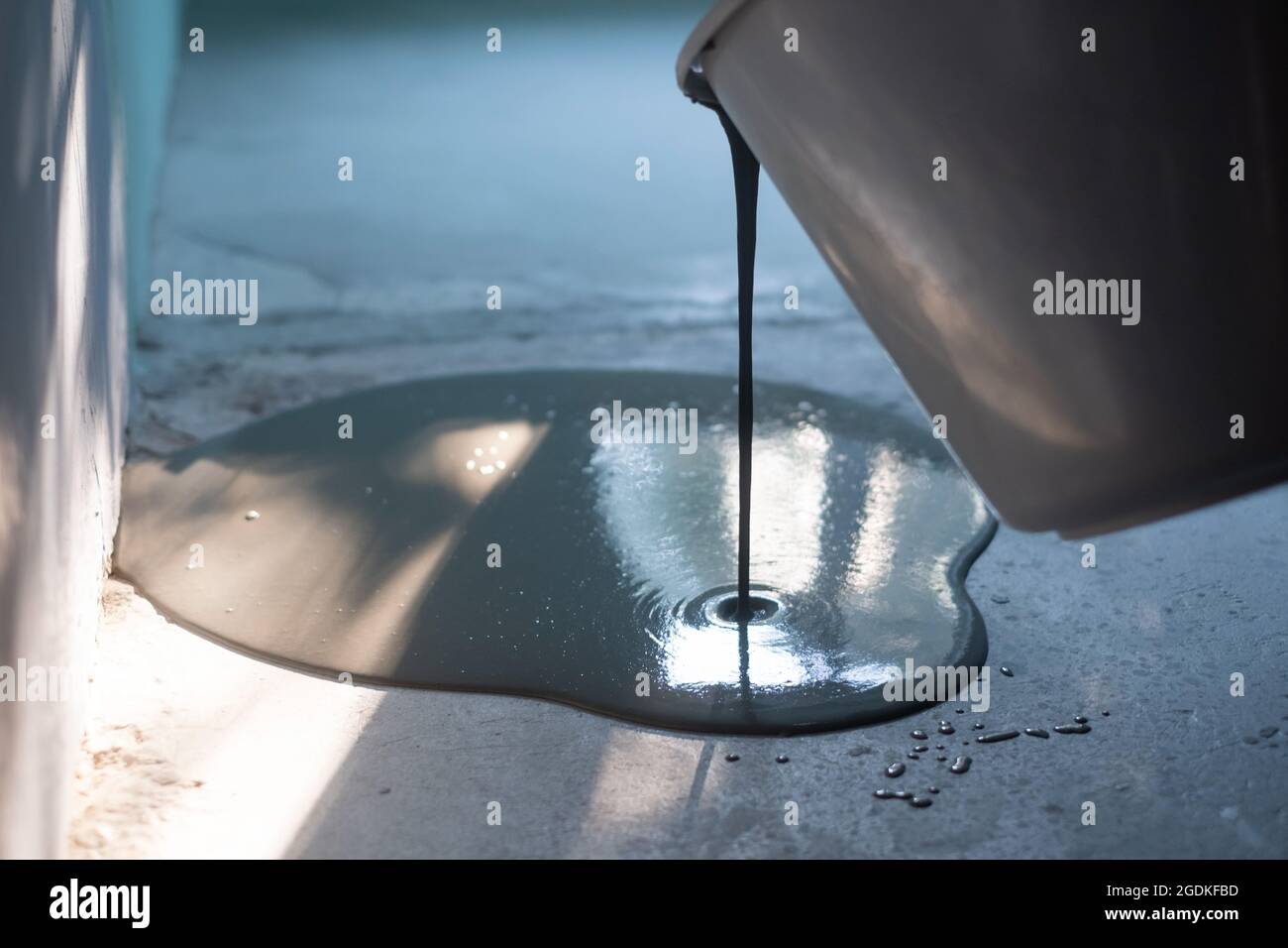 Restoring or leveling the floor in the apartment with self leveling