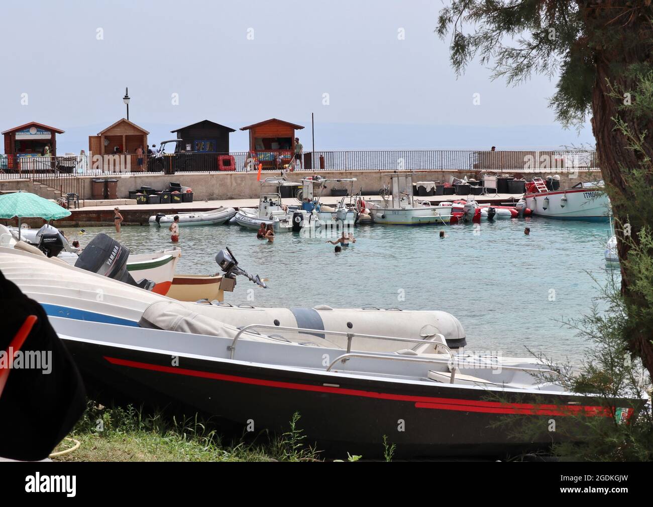 Isole Tremiti - Spiaggia del porticciolo di San Nicola dal bar Stock Photo