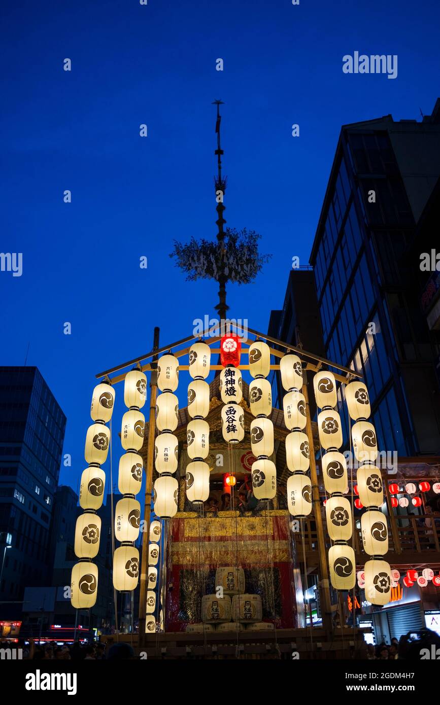 Chochin lanterns on a float at the Yoiyoiyama in the Shijō-Karasuma district during the Gion Matsuri, Kyoto, Japan Stock Photo