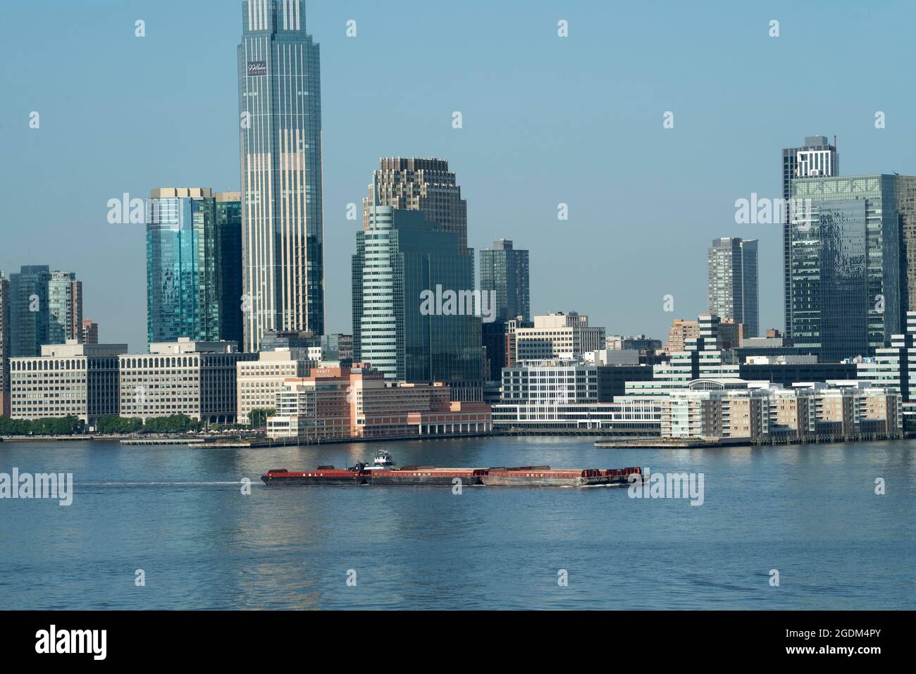 A barge and tugboat owned by Buchanan Marine transports aggregate materials up and down the Hudson River. Aug. 13, 2021 Stock Photo