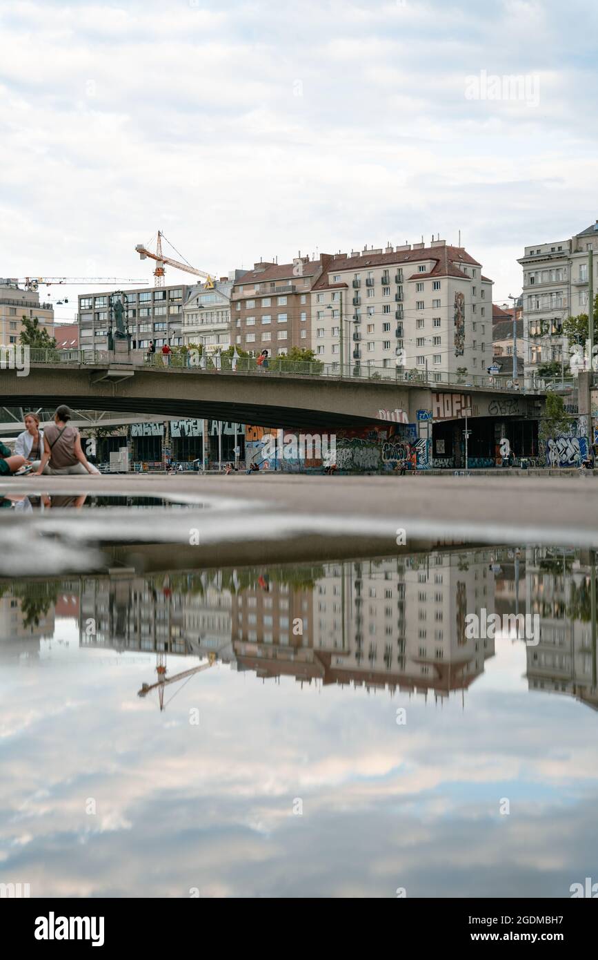Urban river scenery hi-res stock photography and images - Alamy