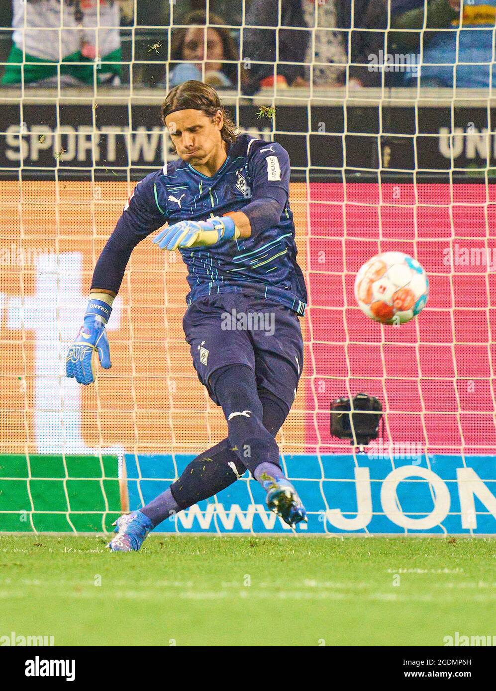 Monchengladbach, Germany. 13th Aug, 2021. Yann SOMMER, MG 1 Abschlag in the match BORUSSIA MÖNCHENGLADBACH - BAYERN MUENCHEN 1-1 1.German Football League on August 13, 2021 in Mönchengladbach, Germany  Season 2020/2021, matchday 1, 1.Bundesliga, FCB, München, 1.Spieltag, Gladbach, Moenchengladbach. © Peter Schatz / Alamy Live News    - DFL REGULATIONS PROHIBIT ANY USE OF PHOTOGRAPHS as IMAGE SEQUENCES and/or QUASI-VIDEO - Credit: Peter Schatz/Alamy Live News Stock Photo