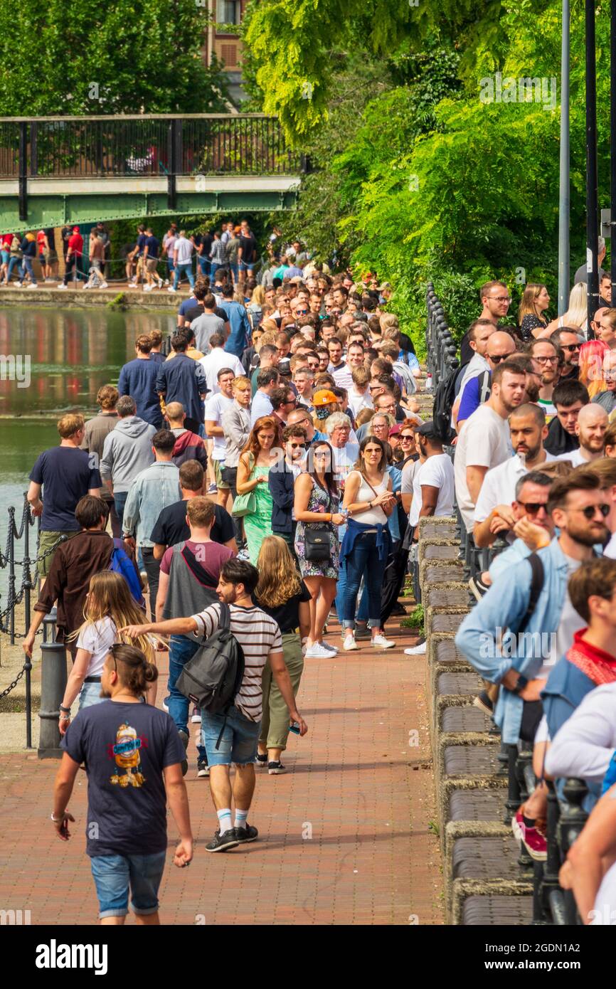 london beer festival tobacco dock Crowds queueing for beer hi-res stock photography and images