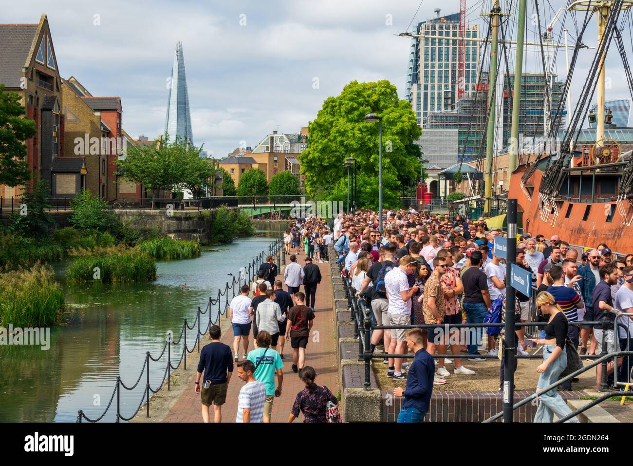 tobacco dock london beer festival A large queue of people gathering for the London Craft Beer Festival 2021  Stock Photo
