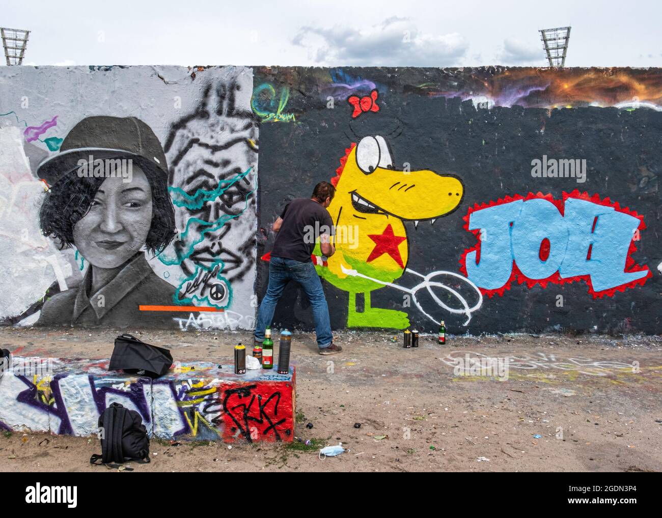 Artist spray painting a wall hi-res stock photography and images - Alamy