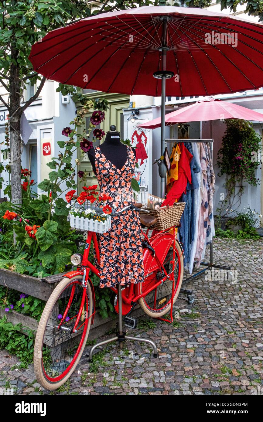 Das Rote Kleid dress shop, Women's clothing store in Oderberger Strasse,  Prenzlauer Berg, Berlin,Germany Stock Photo - Alamy
