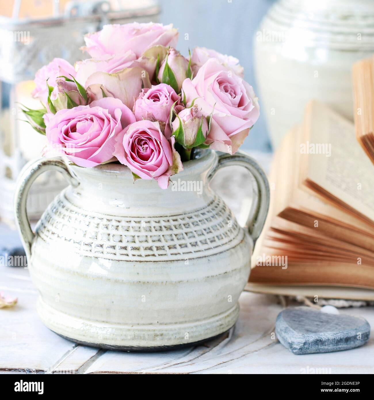 Bouquet of pink roses in ceramic vase. Party decor Stock Photo - Alamy