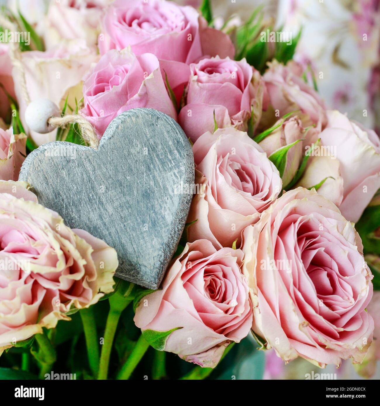 Bouquet of pink roses in ceramic vase. Party decor Stock Photo - Alamy
