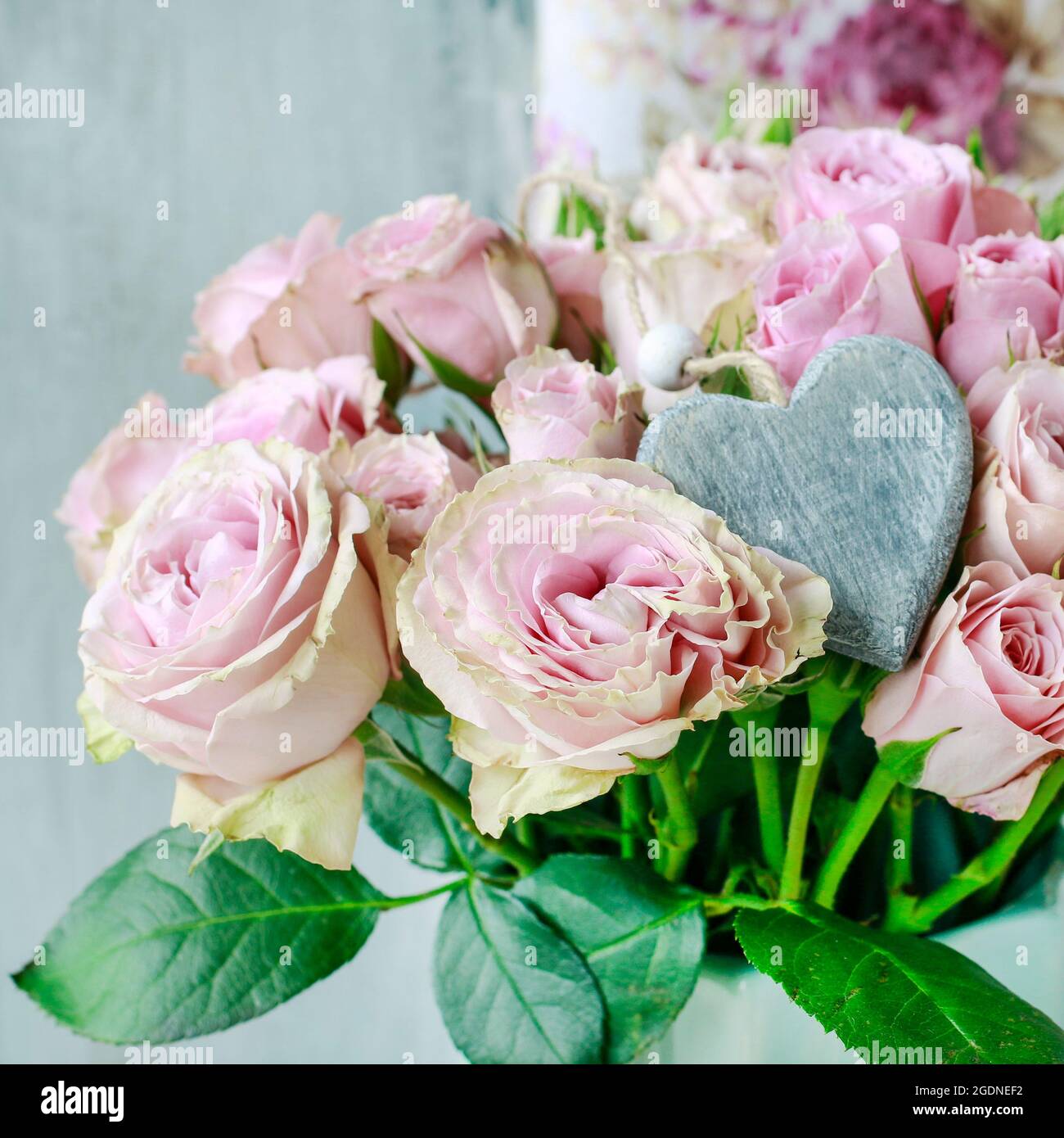 Bouquet of pink roses in ceramic vase. Party decor Stock Photo - Alamy