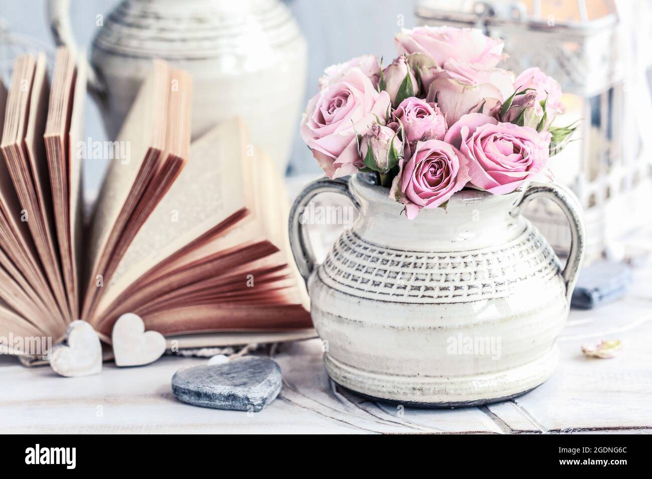 Bouquet of pink roses in ceramic vase. Party decor Stock Photo - Alamy