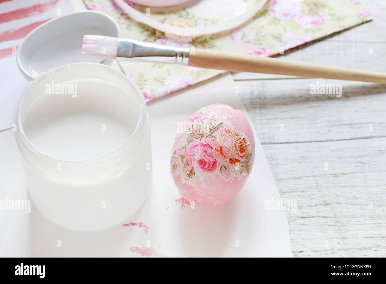 How to decorate an Easter egg with decoupage technique. Step by step