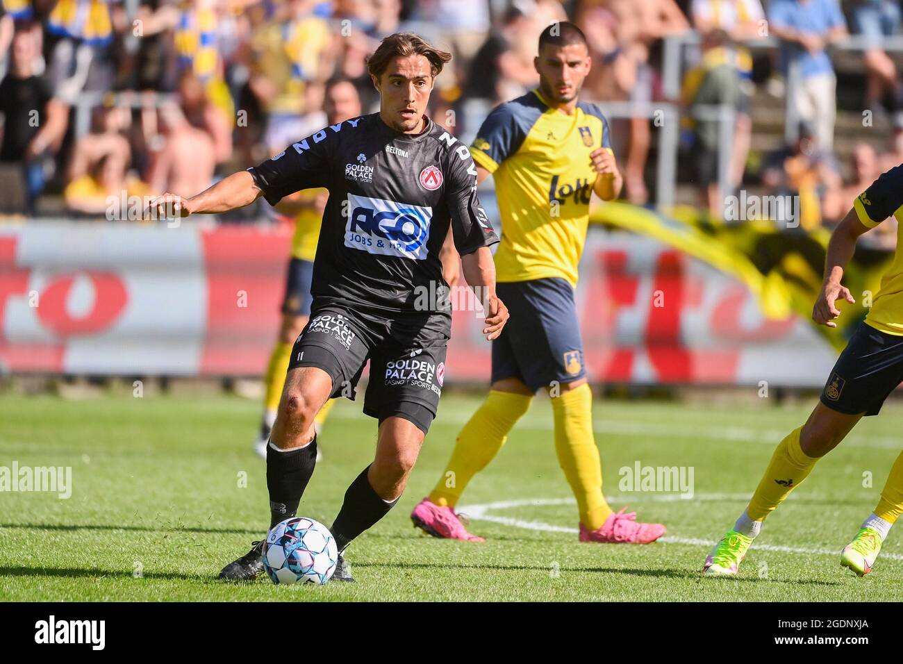 Kortrijk&rsquo;s Mathias Fixelles and Union&rsquo;s Deniz Undav fight for the 