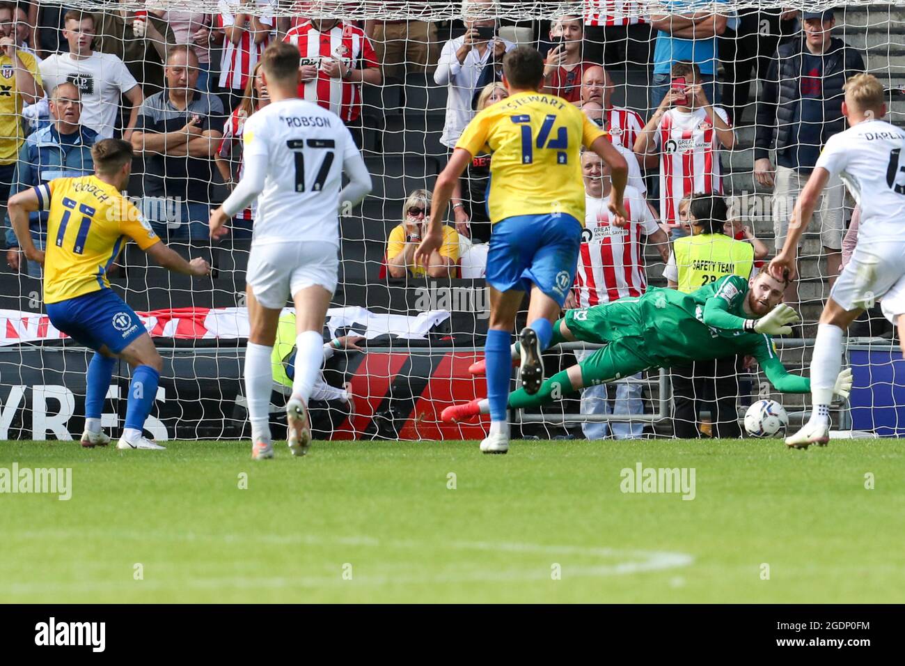 MILTON KEYNES, UK. AUG 14TH Milton Keynes Dons keeeper Andy Fisher saves a penalty from Sunderland's Lynden Gooch during the second half of the Sky Bet League 1 match between MK Dons and Sunderland at Stadium MK, Milton Keynes on Saturday 14th August 2021. (Credit: John Cripps | MI News) Credit: MI News & Sport /Alamy Live News Stock Photo