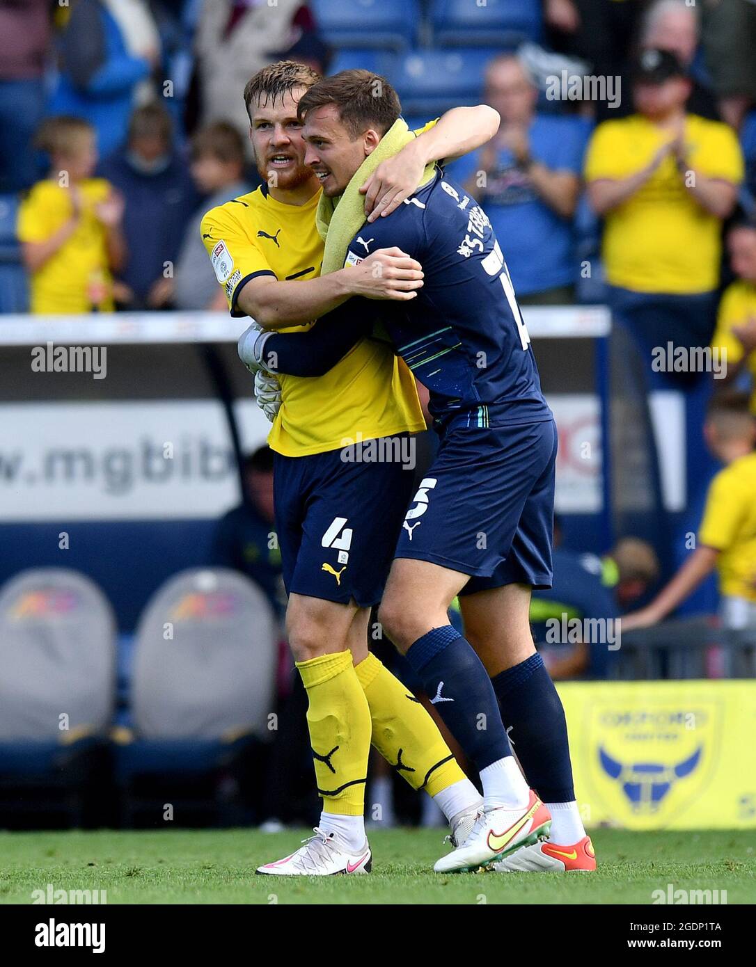 Oxford United's Jordan Thorniley (left) and Jack Stevens celebrate after  the Sky Bet League One match at the Kassam Stadium, Oxford, London. Picture  date: Saturday August 14, 2021 Stock Photo - Alamy