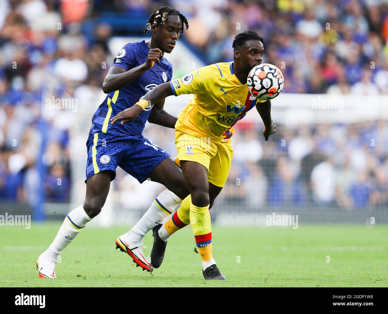 London, England, 14th August 2021. Trevoh Chalobah of Chelsea and Jeffrey Schlupp of Crystal Palace during the Premier League match at Stamford Bridge, London. Picture credit should read: Paul Terry / Sportimage Stock Photo