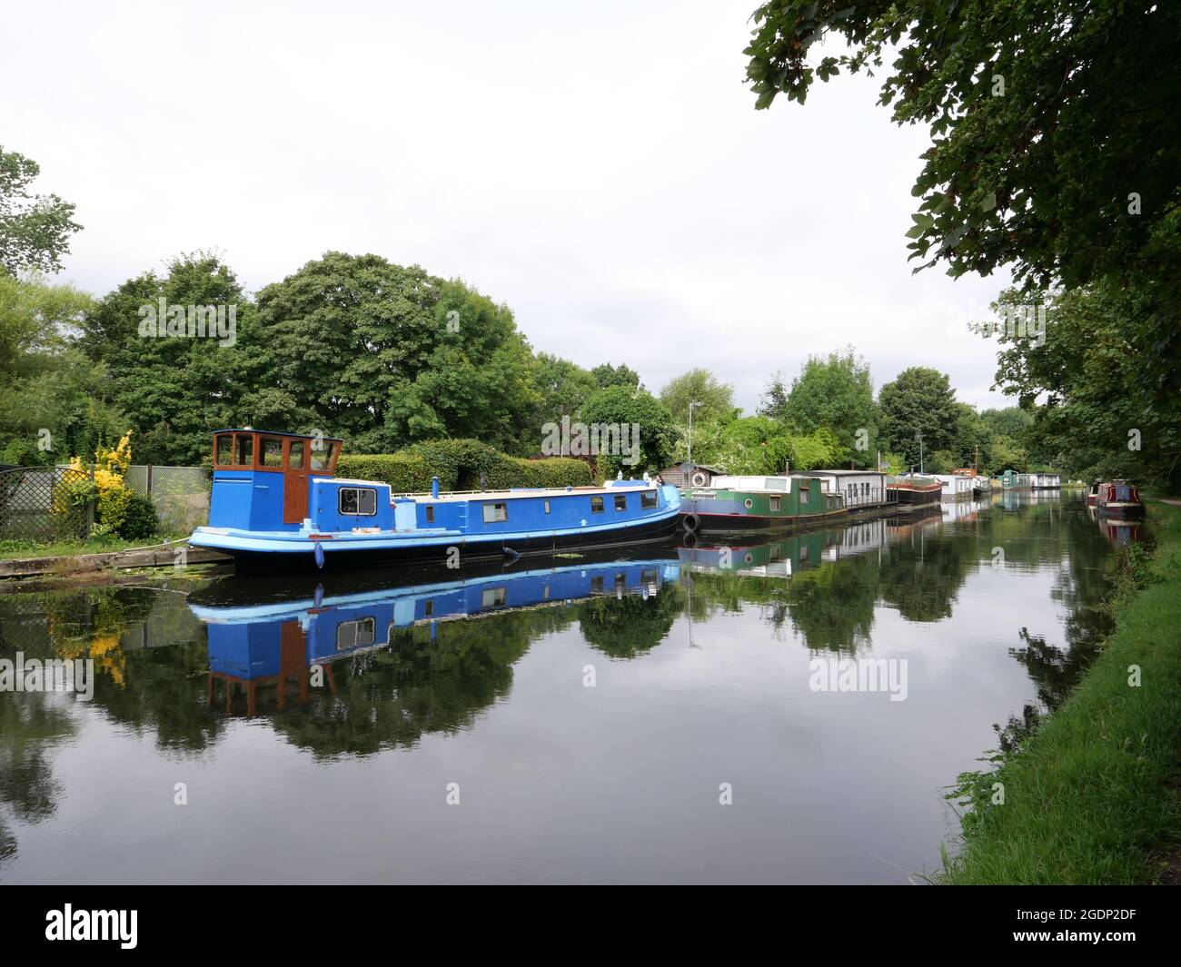 An attractive lake, with the rivers Colne and Frays running alongside. Ideal for walking