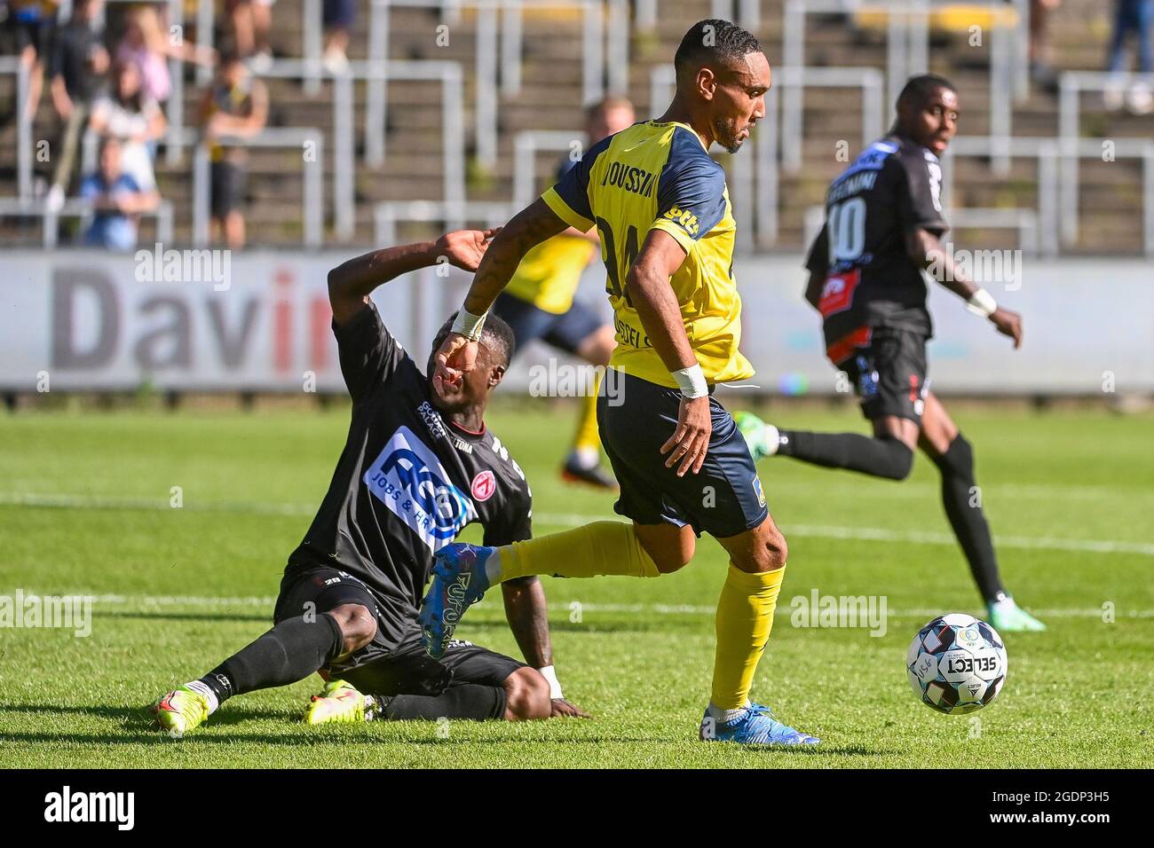Kortrijk&rsquo;s Marlos Moreno and Union&rsquo;s Loic Lapoussin fight for the 