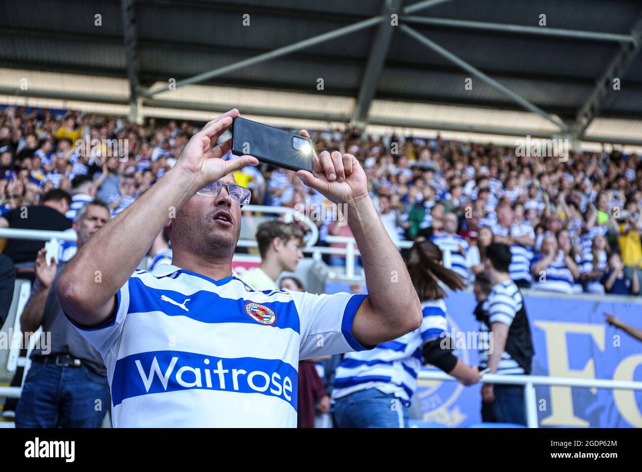 Reading fans 2021 hi-res stock photography and images - Alamy