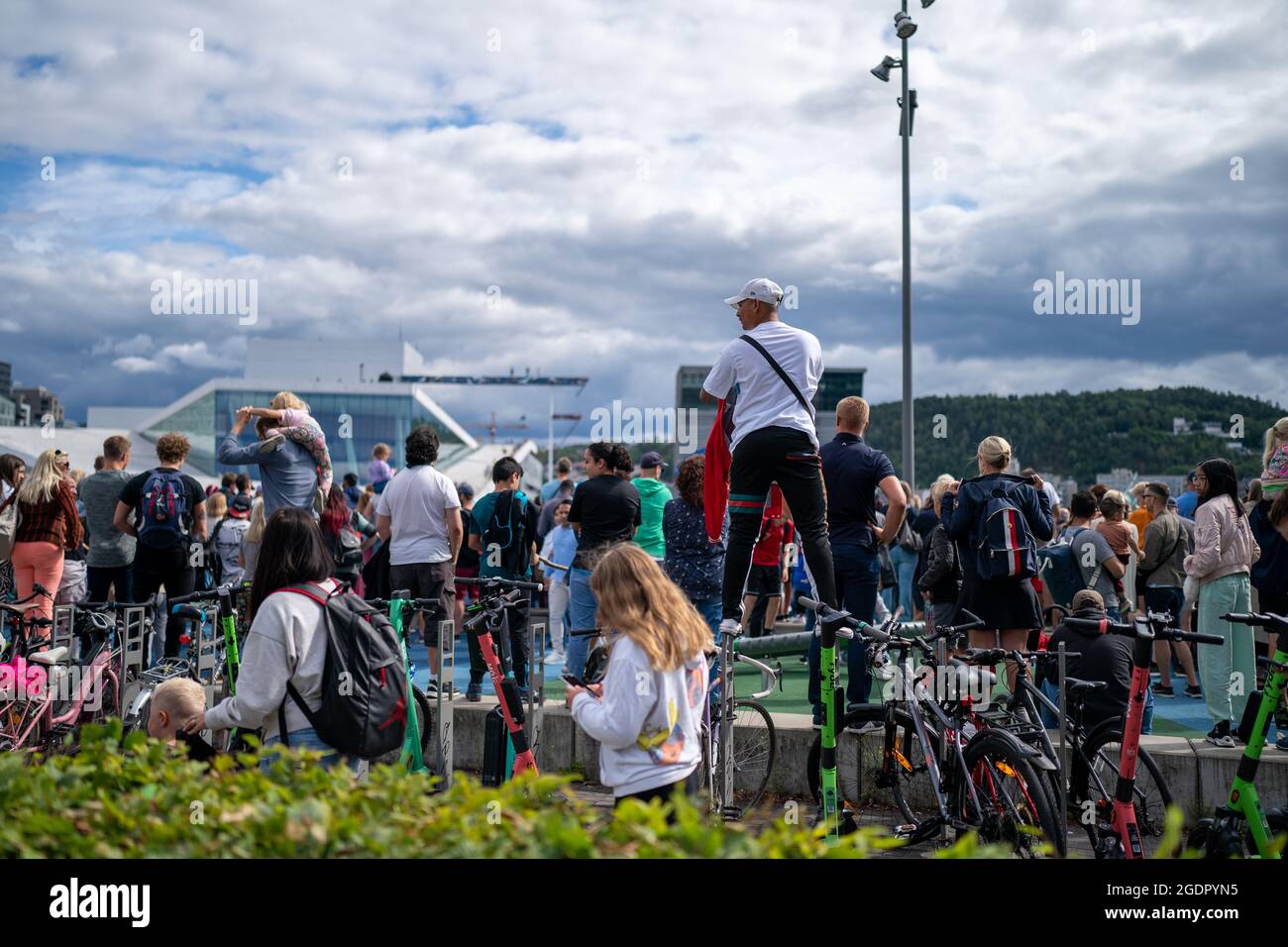 14.08.2021 - Oslo, Norway: Red Bull Cliff Diving Oslo. Crowd watching competition in front of Opera Stock Photo