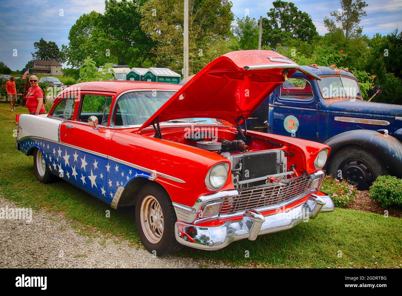 Classic car show, Gary's Gay Parita, Old Route 66, Ash Grove, Missouri. Red, white, and blue car and General Motors truck with Sinclair logo Stock Photo
