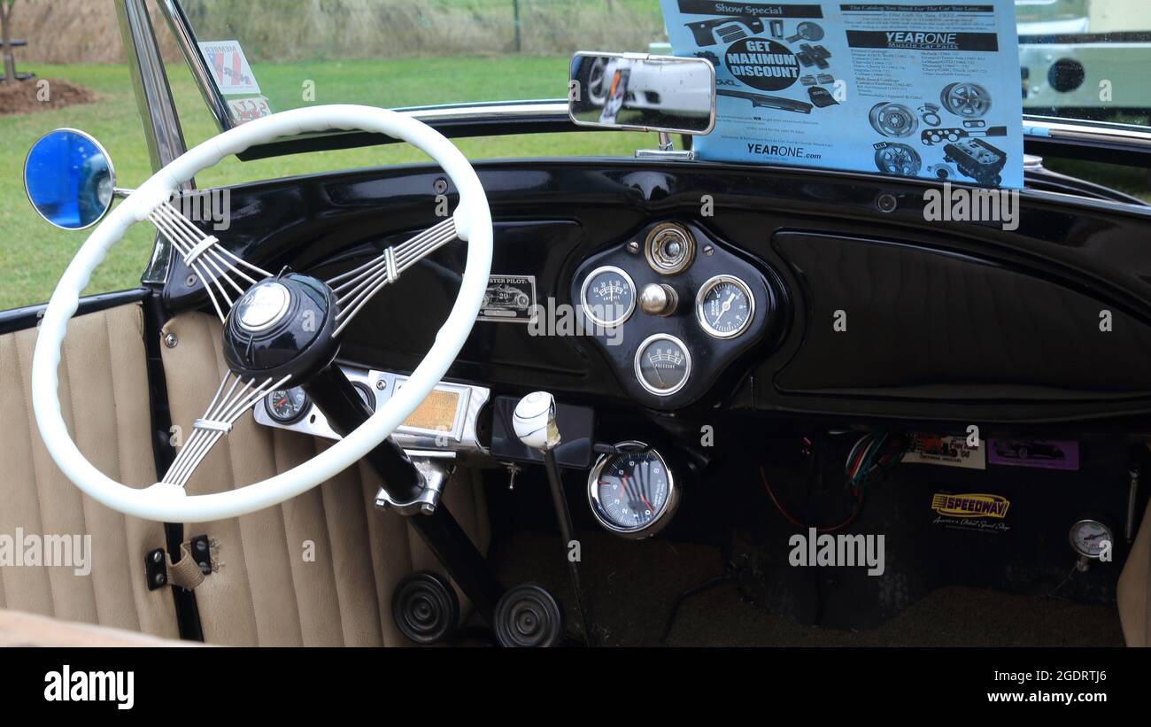 Classic car show at a restored Sinclair station on Old Route 66, Ash